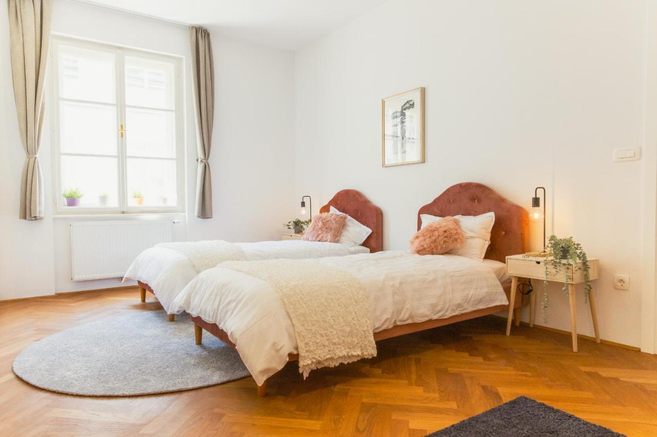 Location Centre In Historic Building With Free Garage Parking Appartement Ljubljana