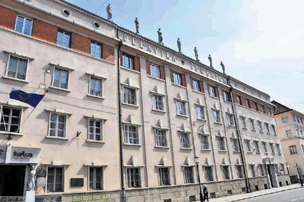 Location Centre In Historic Building With Free Garage Parking